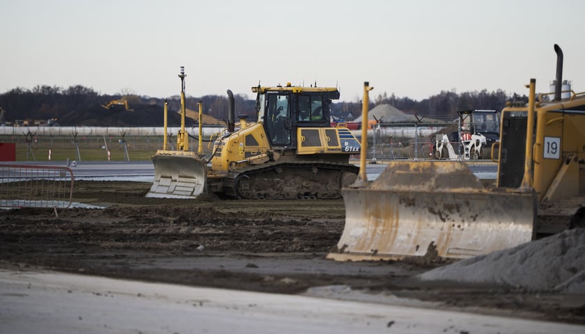 Budowa na wrocławskim lotnisku - powstaje tu m.in droga szybkiego zjazdu, nowa płyta postojowa, płyta do odladzania, droga kołowania o długości 2,5 kilometra