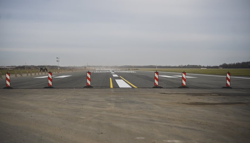 Budowa na wrocławskim lotnisku - powstaje tu m.in droga szybkiego zjazdu, nowa płyta postojowa, płyta do odladzania, droga kołowania o długości 2,5 kilometra