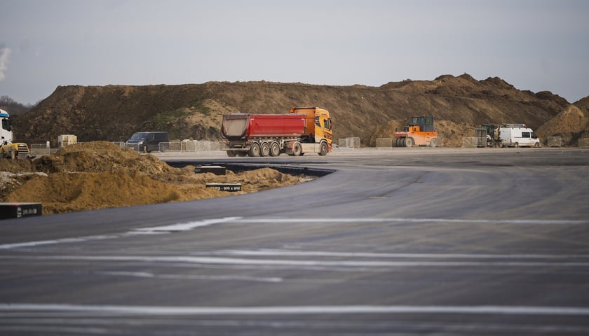 Budowa na wrocławskim lotnisku - powstaje tu m.in droga szybkiego zjazdu, nowa płyta postojowa, płyta do odladzania, droga kołowania o długości 2,5 kilometra