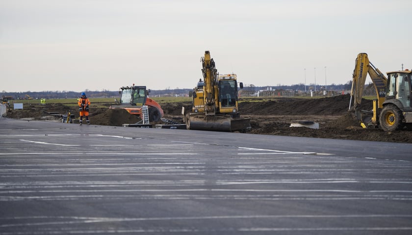 Budowa na wrocławskim lotnisku - powstaje tu m.in droga szybkiego zjazdu, nowa płyta postojowa, płyta do odladzania, droga kołowania o długości 2,5 kilometra