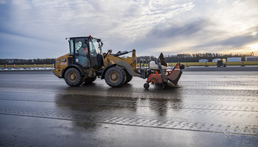 Budowa na wrocławskim lotnisku - powstaje tu m.in droga szybkiego zjazdu, nowa płyta postojowa, płyta do odladzania, droga kołowania o długości 2,5 kilometra