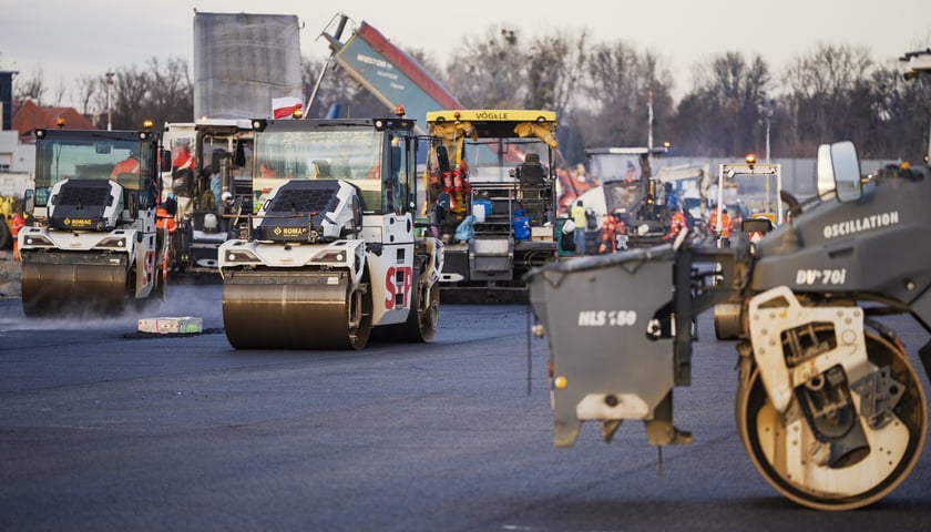 Budowa na wrocławskim lotnisku - powstaje tu m.in droga szybkiego zjazdu, nowa płyta postojowa, płyta do odladzania, droga kołowania o długości 2,5 kilometra