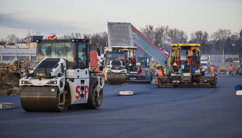 Budowa na wrocławskim lotnisku - powstaje tu m.in droga szybkiego zjazdu, nowa płyta postojowa, płyta do odladzania, droga kołowania o długości 2,5 kilometra