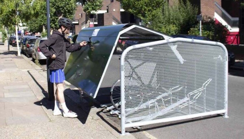 Stojak na rowery typu "chlebak". Na zdjęciu wiata na rowery zamykana dużą klapą od góry