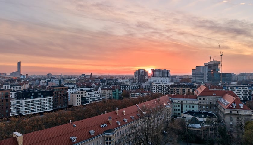 Zachód słońca nad listopadowym Wrocławiem