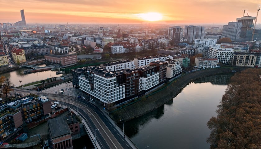 Zachód słońca nad listopadowym Wrocławiem