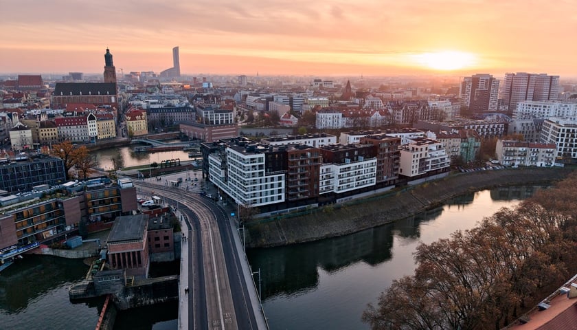 Zachód słońca nad listopadowym Wrocławiem