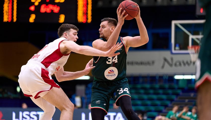 Stefan Djordjevic ze Śląska z piłką w ręku w walce z zawodnikiem klubu Bahcesir Istanbul