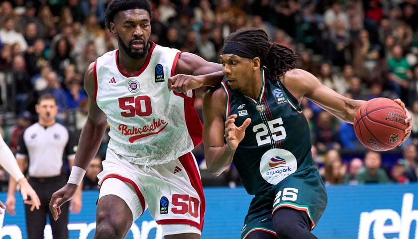 Na zdjęciu z piłką rozgrywający Śląska Kadre Gray w czasie meczu Eurocup z drużyną Bahcesir Istanbul.