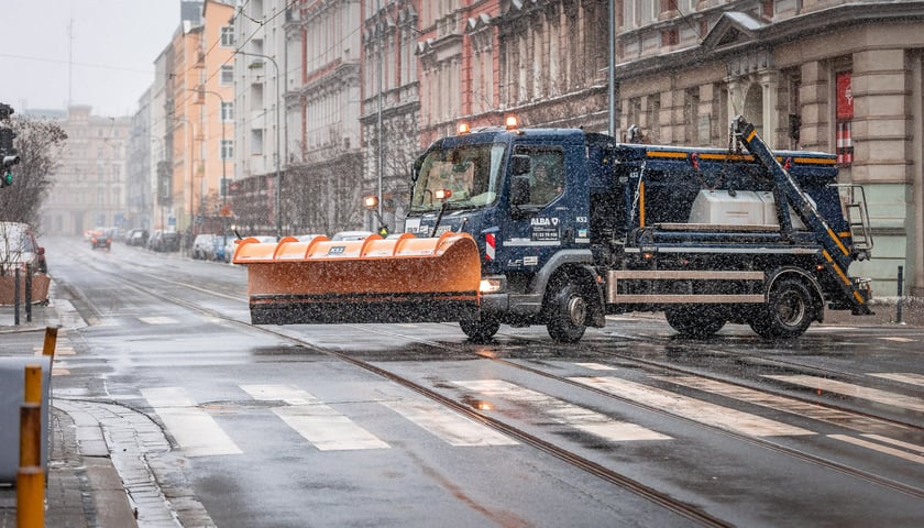 Pługopiaskarka na ulicy we Wrocławiu - zdjęcie archiwalne/ilustracyjne.