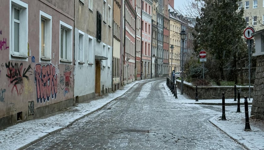 Śnieg pokrył ulice Wrocławia, a IMGW wydał ostrzeżenia o marznących opadach - 24 listopada