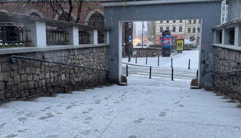 Śnieg pokrył ulice Wrocławia, a IMGW wydał ostrzeżenia o marznących opadach - 24 listopada