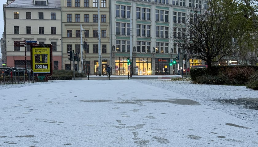 Śnieg pokrył ulice Wrocławia, a IMGW wydał ostrzeżenia o marznących opadach - 24 listopada