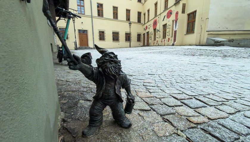 Śnieg pokrył ulice Wrocławia, a IMGW wydał ostrzeżenia o marznących opadach - 24 listopada