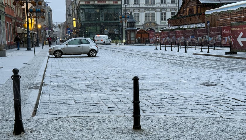 Śnieg pokrył ulice Wrocławia, a IMGW wydał ostrzeżenia o marznących opadach - 24 listopada