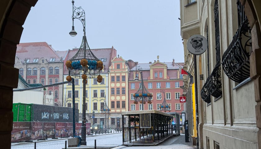 Śnieg pokrył ulice Wrocławia, a IMGW wydał ostrzeżenia o marznących opadach - 24 listopada