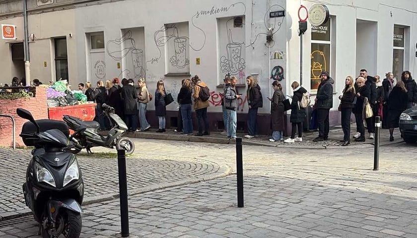 Na zdjęciu ludzie stojący w kolejce po cynamonki do nowej cukierni Cinnify we Wrocławiu.