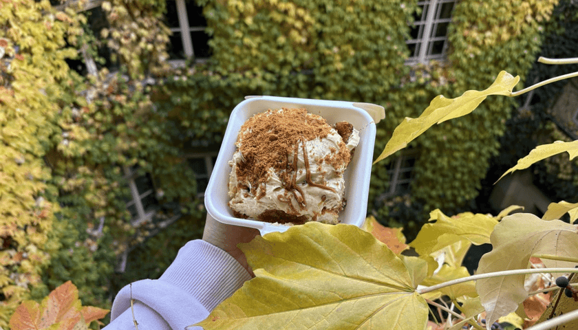 Cynamonki z nowej wrocławskiej cukierni Cinnify dostępne są w kilku wariantach smakowych - na zdjęciu bułeczka o smaku kremu Lotus.