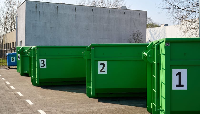 Kontenery na śmieci w PSZOK, zdjęcie ilustracyjne