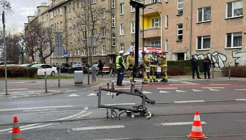 Pantograf leżący na jezdni