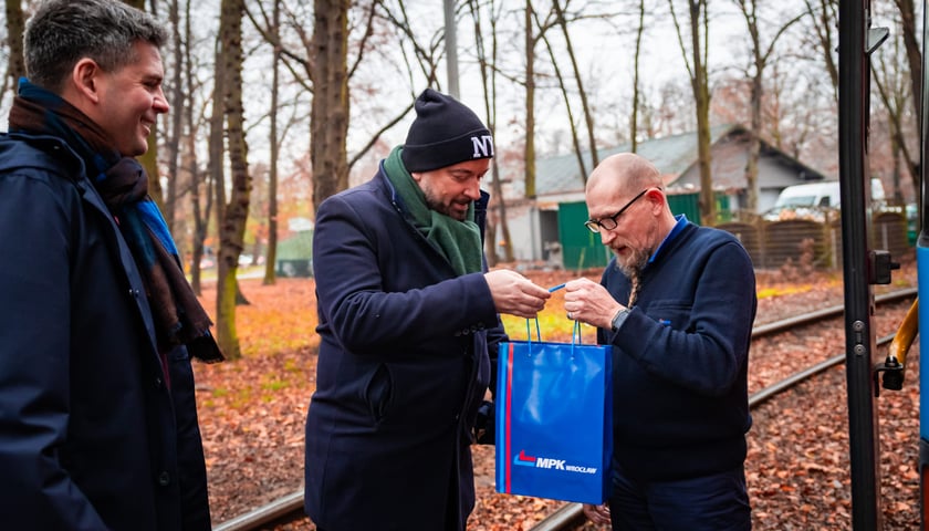 Dzień Motorniczego. Wrocław, 25.11.2025. Pracowników MPK Wrocław odwiedził na pętli prezydent miasta Jacek Sutryk.