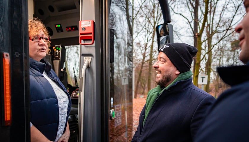 Dzień Motorniczego. Wrocław, 25.11.2025. Pracowników MPK Wrocław odwiedził na pętli prezydent miasta Jacek Sutryk.