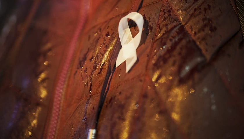 <p>Biała Wstążka to symbol sprzeciwu wobec przemocy względem kobiet. We wtorek 25 listopada wolontariusze, policjanci i pracownicy MOPS wręczali białe wstążki przechodniom na ul. Oławskiej. Rozdawali także informatory z przydatnymi telefonami.</p>