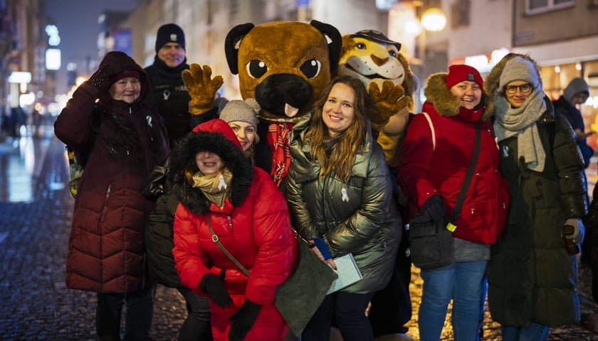 <p>Biała Wstążka to symbol sprzeciwu wobec przemocy względem kobiet. We wtorek 25 listopada wolontariusze, policjanci i pracownicy MOPS wręczali białe wstążki przechodniom na ul. Oławskiej. Rozdawali także informatory z przydatnymi telefonami.</p>
