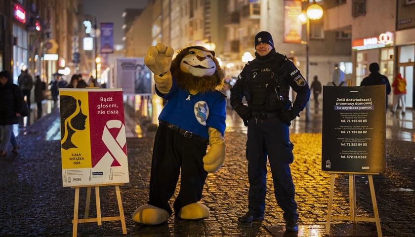 Biała Wstążka to symbol sprzeciwu wobec przemocy względem kobiet. We wtorek 25 listopada wolontariusze, policjanci i pracownicy MOPS wręczali białe wstążki przechodniom na ul. Oławskiej. Rozdawali także informatory z przydatnymi telefonami. Na zdjęciu dwóch policjantów. Jeden z nich przebrany jest za "komisarza lwa". 
