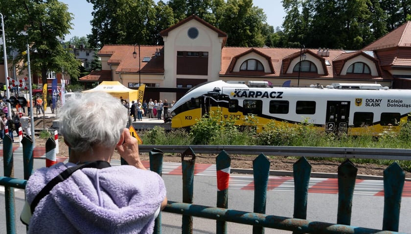 Kobieta fotografująca pociąg KD na stacji w Karpaczu (zdjęcie ilustracyjne)