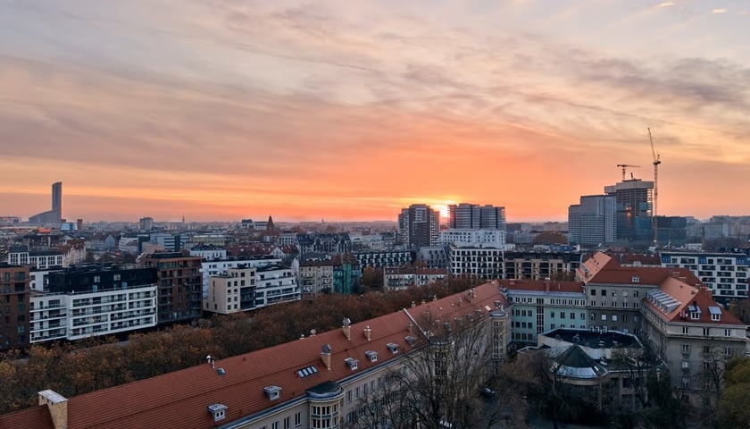 Panorama Wrocławia, zdjęcie zrobione z drona dołączamy klauzulę informacyjną RODO (w załączniku).