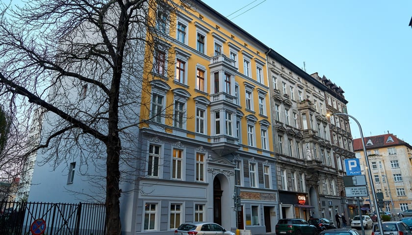 Kamienica wspólnotowa Cybulskiego 19 w listopadzie 2025