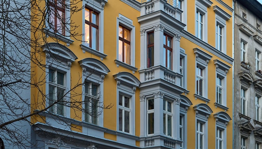 Kamienica wspólnotowa Cybulskiego 19 w listopadzie 2025