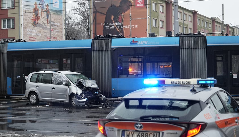 Wypadek z udziałem samochodu i tramwaju