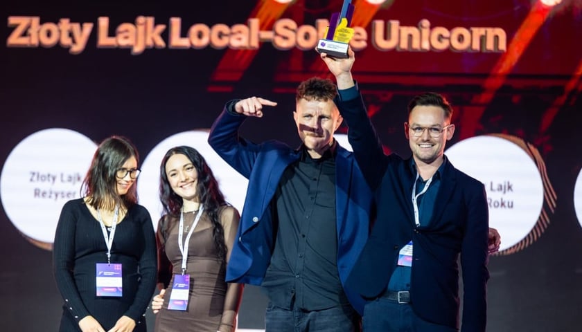 Gala Local SoMe, podczas której wręczono Złote Lajki 2025. Wrocław. 25.11.2025. Na zdjęciu wyróżnienie odbierają przedstawiciele urzędu marszałkowskiego województwa opolskiego.