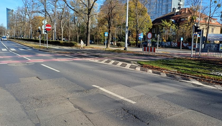 Дорога на вулиці Powstańców Śląskich, що підлягає ремонту в межах програми 2025/2026