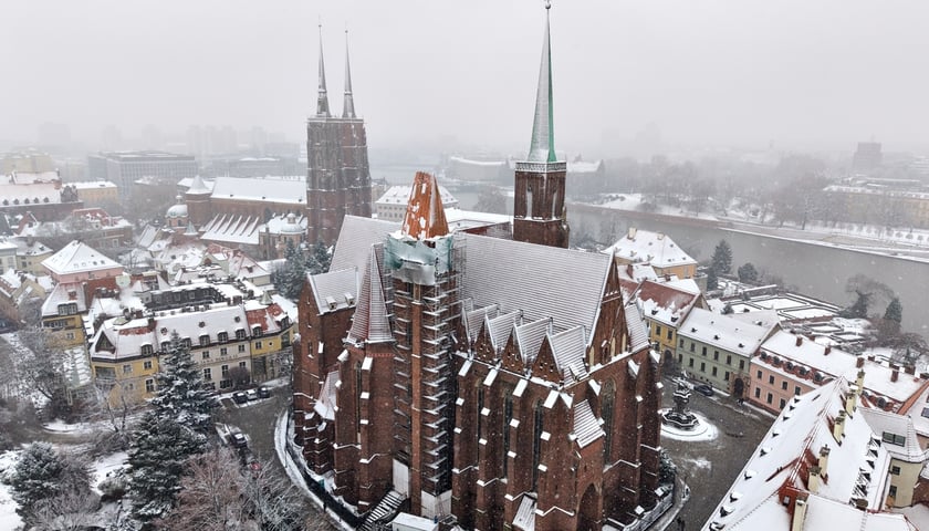 Wieża północna kolegiaty pw. Św. Krzyża na Ostrowie Tumskim z nowym dachem
