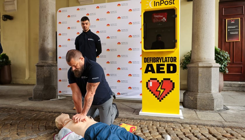 Prezentacja użycia defibrylatora AED