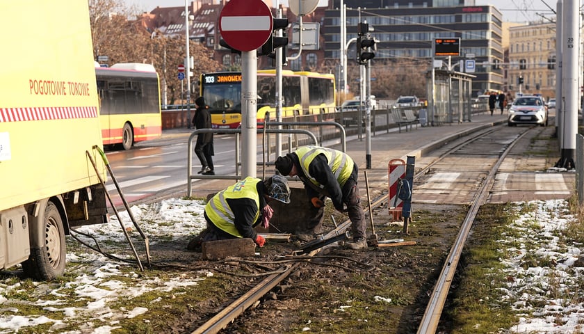 Naprawa torowiska na Legnickiej przy pl. Jana Pawła II