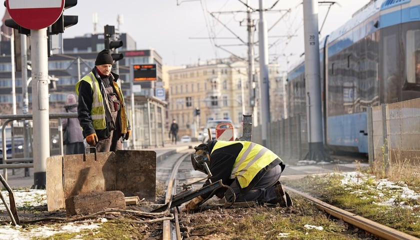 Naprawa torowiska na Legnickiej przy pl. Jana Pawła II