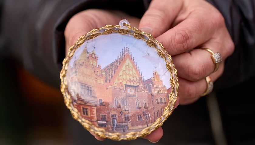 <p>Bombka dla konesera Wrocławia - medalionzdobiony techniką decoupage</p>