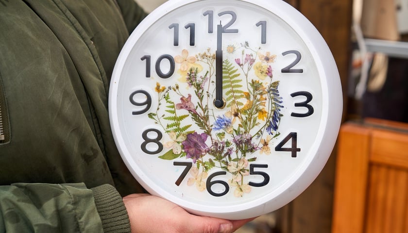 <p>Zegar z zatopionymi kwiatami</p>