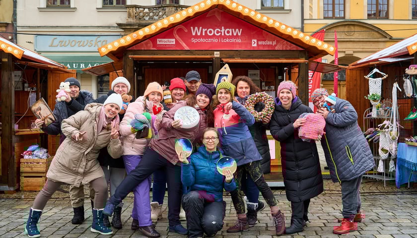 Wystawcy z turnusu, który zmienia się 3 grudnia 2025 roku. Niektórzy jeszcze wrócą. W tel kiosk z napisem Społecznie i Lokalnie