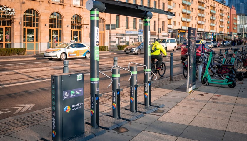Stacja ładowania elektrycznych rowerów i hulajnóg przy dworcu Wrocław Główny przy ulicy Piłsudskiego 
