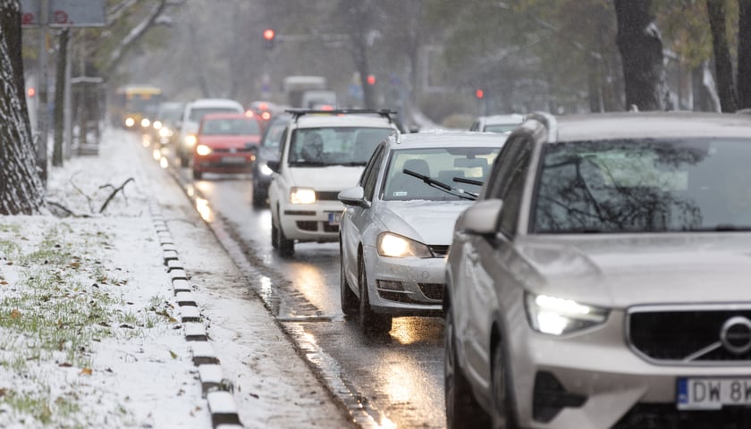 Sznur samochodów na śliskiej, błyszczącej ulicy