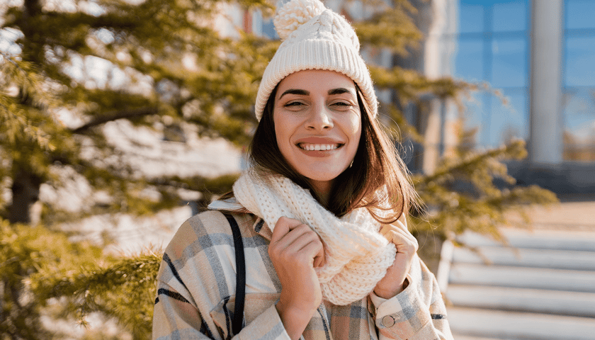 Kobieta w zimowej czapce, zdjęcie ilustracyjne