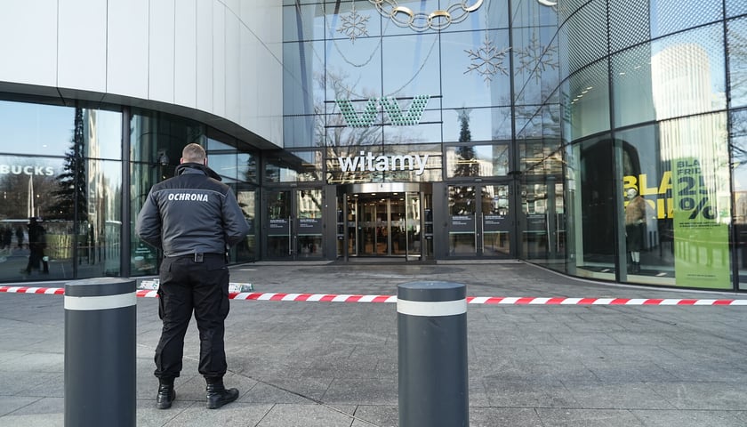 Zabezpieczone taśmą wejście do Wroclavii, tyłem pracownik ochrony