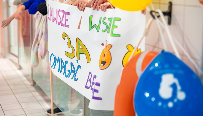 Finał charytatywnej sztafety na basenie SP 84, 28 listopada 2025