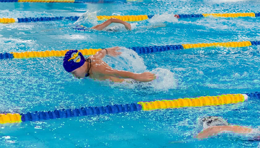 Finał charytatywnej sztafety na basenie SP 84, 28 listopada 2025