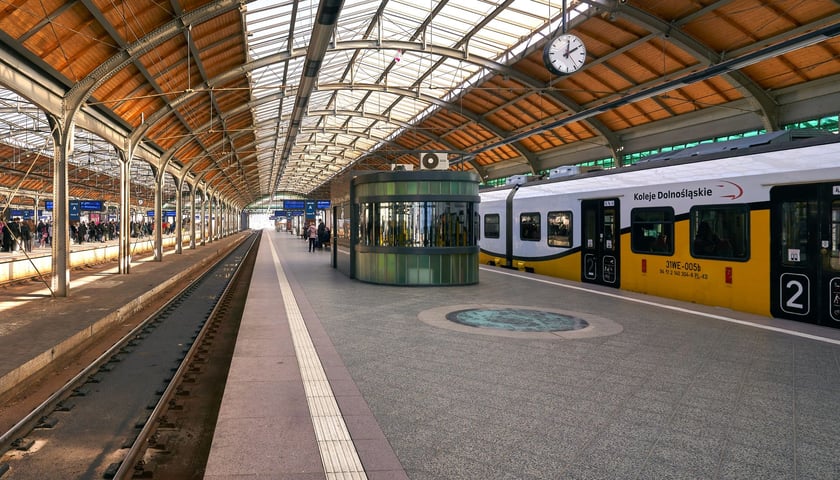 Pociąg Kolei Dolonośląskich (KD) na Dworcu Głównym we Wrocławiu, zdjęcie archiwalne, ilustracyjne
